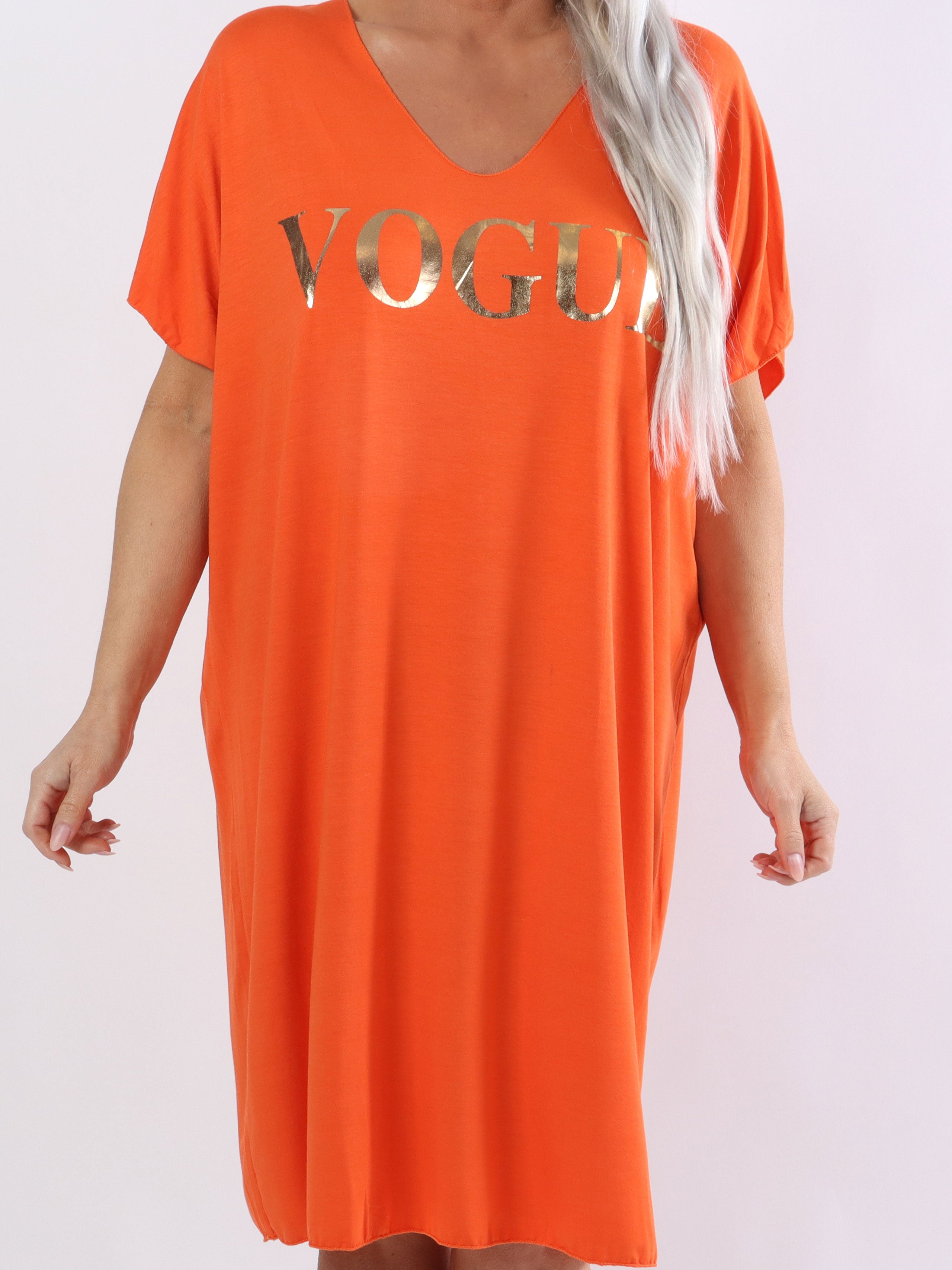 Vogue - Plus size t-shirtkjole i viskose med guld skrift